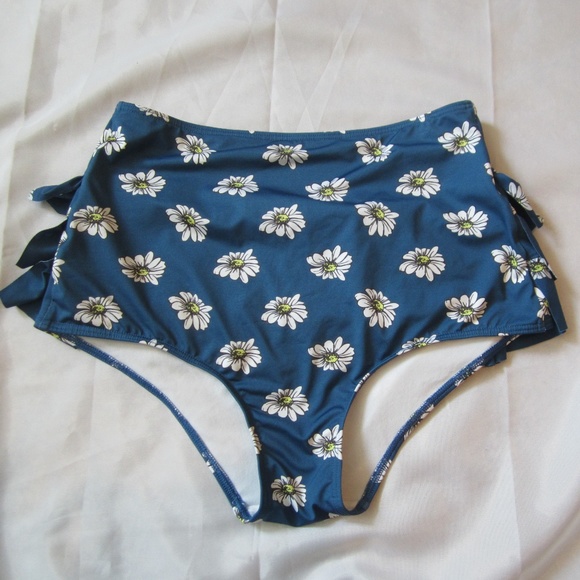Modcloth Other - High Dive by ModCloth L Bikini Bottom Daisy Ruffle